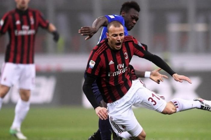 Bek AC Milan, Luca Antonelli, berduel dengan gelandang Lazio, Felipe Caicedo, dalam laga lanjutan Liga Italia antara kedua tim di Stadion San Siro pada Senin (29/1/2018) dini hari WIB.