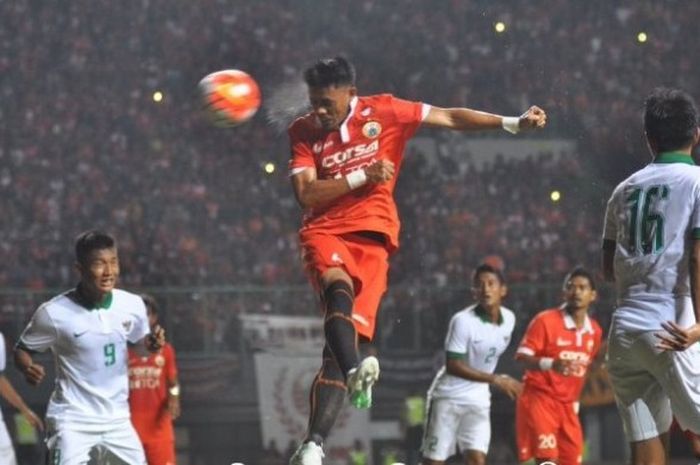 Bek Persija, Maman Abdurrahman melakukan lompatan sambil menyundul bola ke arah gawang timnas U-22 Indonesia pada uji coba di Stadion Patriot, Kota Bekasi, Rabu (5/4/2017) malam.