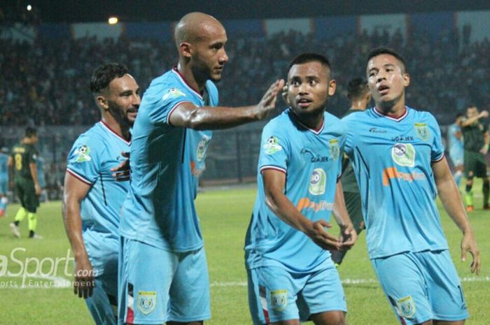      Penyerang Persela Lamongan, Loris Arnaud, merayakan gol ke gawang PS Tira, di Stadion Surajaya, Lamongan, Senin (28/5/2018).      