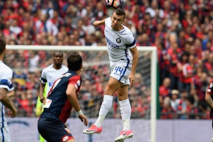 Gelandang Inter Milan, Ivan Perisic, menanduk bola saat timnya melawan Genoa pada partai lanjutan Serie A - kasta teratas Liga Italia - di Stadion Luigi Ferraris, Minggu (7/5/2017).