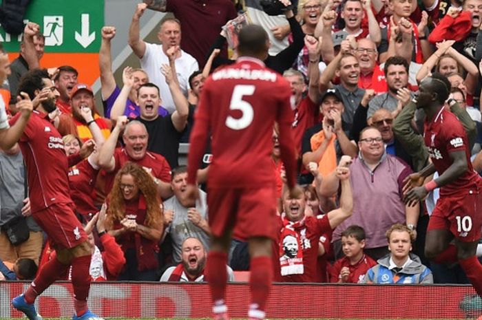 Penyerang Liverpool FC, Sadio Mane (kanan), merayakan gol yang dia cetak bersama Mohamed Salah (kedua dari kiri), dalam laga Liga Inggris kontra West Ham United di Stadion Anfield, Liverpool, Inggris pada 12 Agustus 2018.