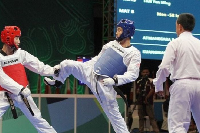 Atlet taekwondo Indonesia, Atmanegara (biru) saat bertanding dengan atlet taekwondo asal Laos, Kuangmany (merah) di kelas kyorugi (tarung) 58kg pada Test event Asian Games 2018 Di Jakarta International Expo, Kemayoran, Sabtu (10/2/2018) (Super Ball/Feri Setiawan) 