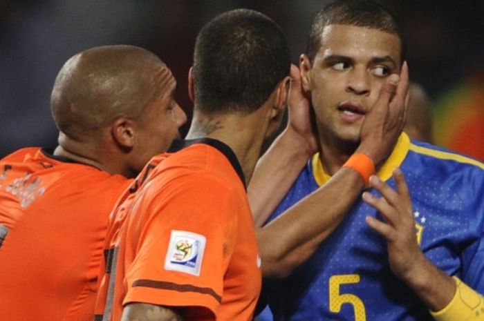 Kepala gelandang timnas Brasil, Felipe Melo, disentuh oleh pemain Belanda, Nigel de Jong, setelah Melo diusir wasit pada laga perempat final Piala Dunia 2010 di Nelson Mandela Bay Stadium di Port Elizabeth pada 2 Juli 2010.