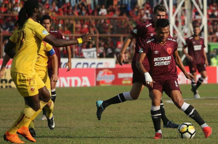 Pemain PSM Makassar, Ferdinand Sinaga, mencoba melewati hadangan pemain Sriwijaya FC di Stadion Mattoanging, Makassar, Minggu (23/9/2018)