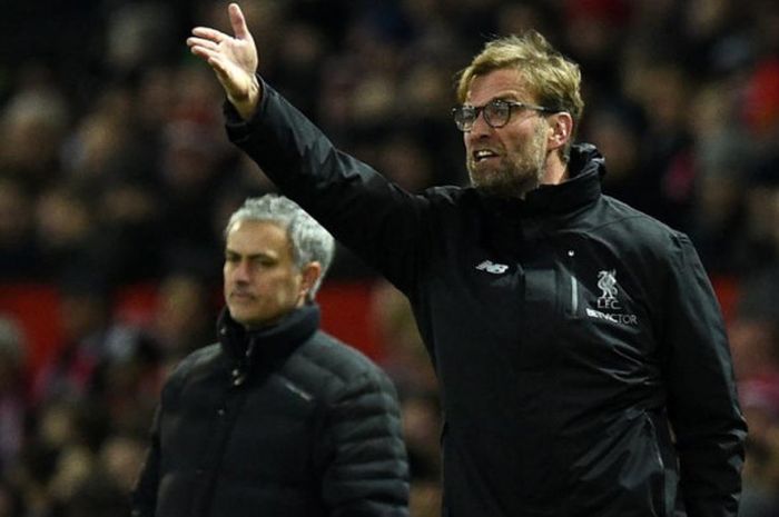 Reaksi pelatih Liverpool, Juergen Klopp (kanan), yang bersebelahan dengan Jose Mourinho dalam partai Liga Inggris di kandang Manchester United, Old Trafford, 15 Januari 2017.