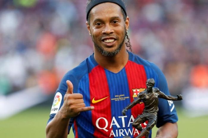 Ronaldinho pamer trofi pemain terbaik dalam pertandingan amal Barcelona Legends vs Manchester United Legends di Camp Nou, Barcelona, 30 Juni 2017.