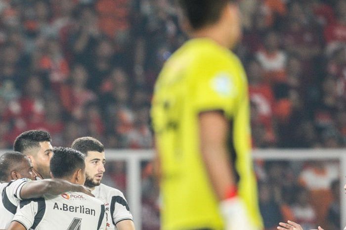 Pemain Madura United, Fabiano Beltrame (kedua dari kiri), merayakan golnya ke gawang Persija Jakarta dalam laga Liga 1 di Stadion Utama Gelora Bung Karno, Jakarta, Sabtu (12/5/2018).