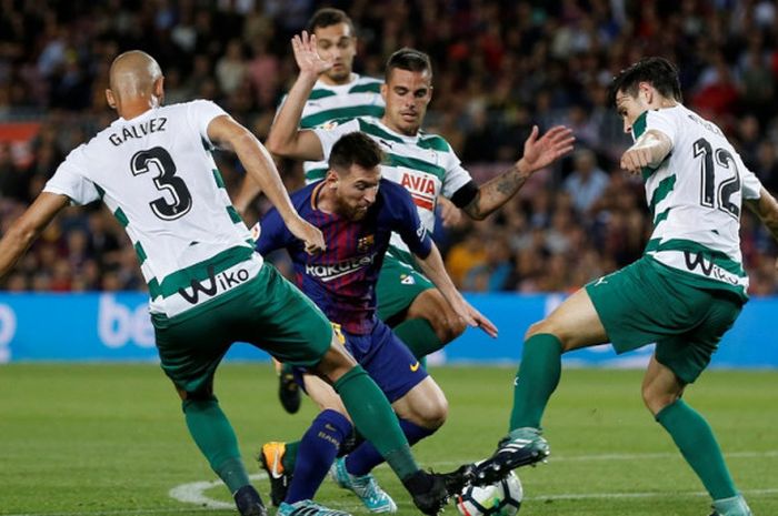 Megabintang FC Barcelona, Lionel Messi (tengah), dikepung para pemain Eibar dalam laga Liga Spanyol di Stadion Camp Nou, Barcelona, pada 19 September 2017.