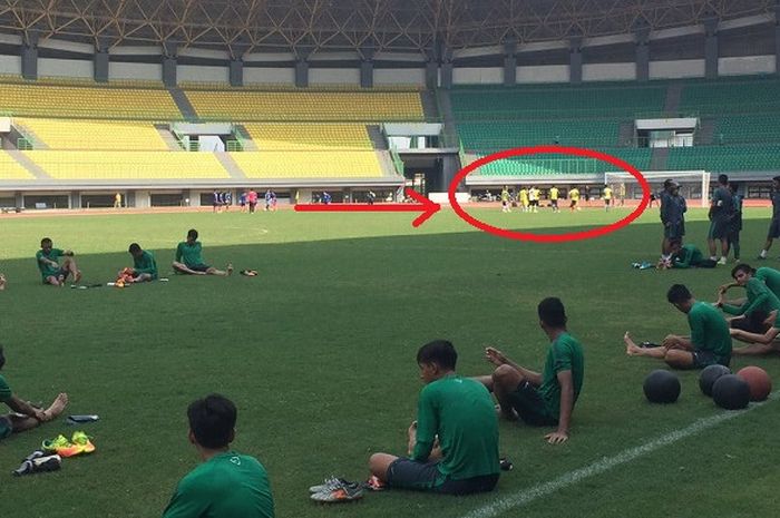 Suasana latihan Timnas U-19 Indonesia di Stadion Patriot, Jumat(6/10/2017).