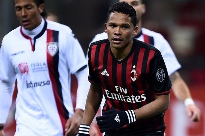 Striker AC Milan, Carlos Bacca, merayakan gol ke gawang Cagliari dalam laga Serie A, di Stadion San Siro, Minggu (8/1/2017) waktu setempat. 