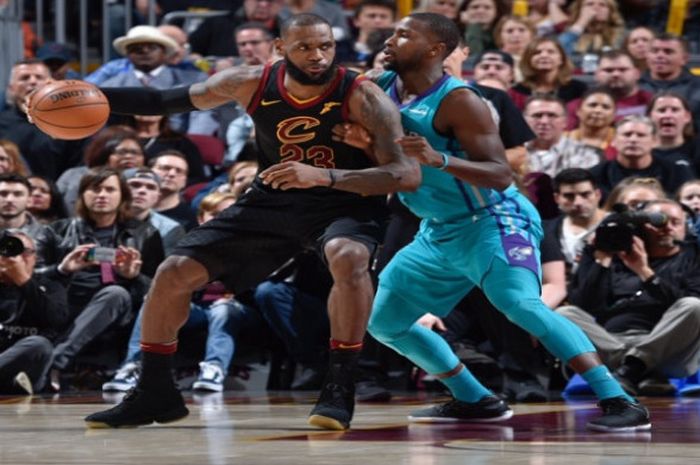 Pemain Cleveland Cavaliers, LeBron James (jersey hitam) saat mencoba menembus hadangan pemain Charlotte Hornets pada laga lanjutan NBA musim 2017/18, Jumat (24/11/2017) waktu Amerika Serikat.