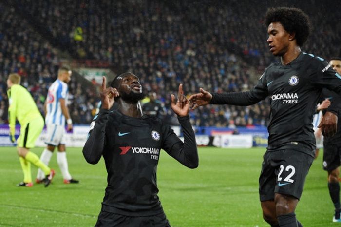 Gelandang Chelsea, Tiemoue Bakayoko (kiri), merayakan gol yang dia cetak ke gawang Huddersfield Town dalam laga Liga Inggris di Stadion John Smith's, Huddersfield, pada 12 Desember 2017.