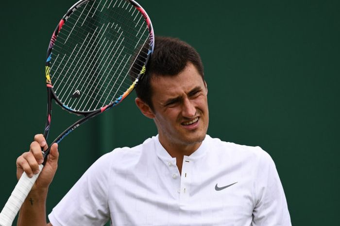 Petenis Australia, Bernard Tomic, bereaksi saat menjalani pertandingan melawan Mischa Zverev (Jerman