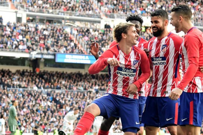 Penyerang Atletico Madrid, Antoine Griezmann (kiri), merayakan golnya ke gawang Real Madrid dalam laga Liga Spanyol di Stadion Santiago Bernabeu, Madrid pada 8 April 2018.