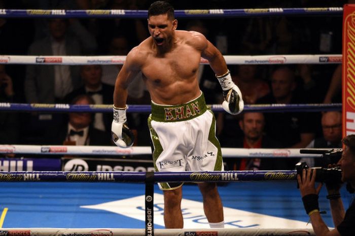 Petinju Inggris, Amir Khan, merayakan kemenangannya atas Phil Lo Greco (Kanada) dalam duel kelas welter super di Echo Arena, Liverpool, Inggris, 21 April 2018.