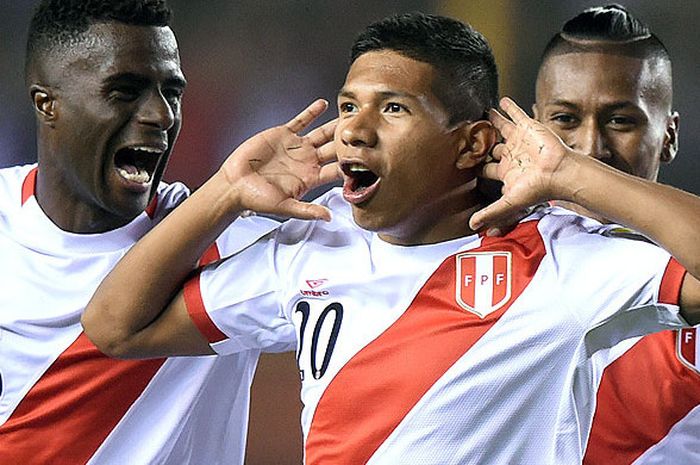 Pemain timnas Peru, Edison Flores (tengah), melakukan selebrasi seusai mencetak gol ke gawang Bolivia dalam laga Kualifikasi Piala Dunia 2018 di Lima, pada 31 Agustus 2017.