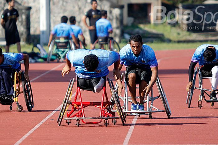 Atlet kursi roda Indonesia dari cabang atletik berlatih di Stadion Sriwedari, Solo, Jumat (4/5/2018).