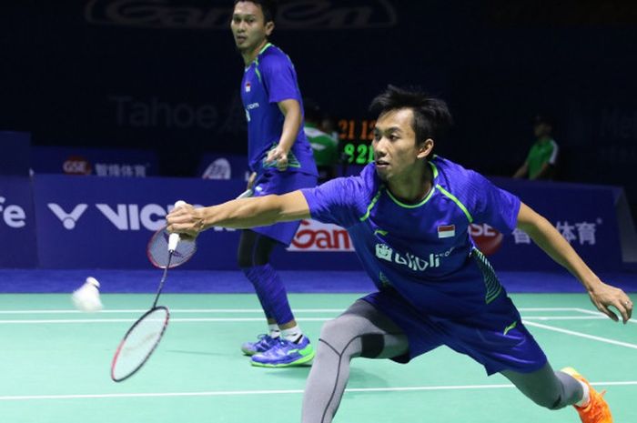 Pasangan ganda putra Indoensia, Mohammad Ahsan/Rian Agung Saputro, saat menjalani pertandingan melawan Takuro Hoki/Yugo Kobayashi (Jepang) pada babak perempat final China Open 2017 di Haixia Olympic Sports Center, Fuzhou, Jumat (17/11/2017).