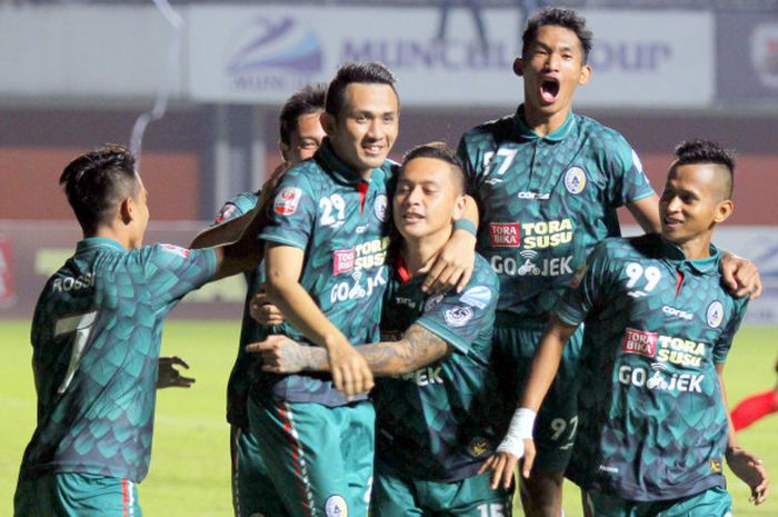 Pemain PSS Sleman saat merayakan Gol Dirga Lasut vs Persijap Jepara, Jumat (18/8/2017).