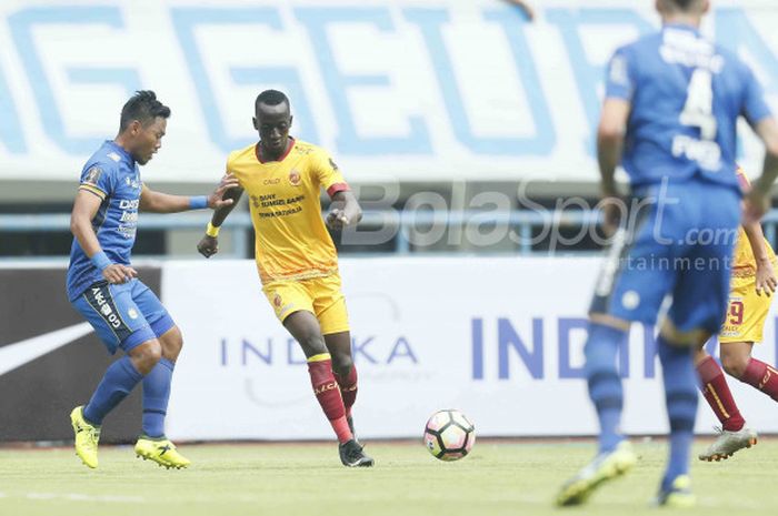 Makan Konate mencoba melewati Tony Sucipto dalam laga pembuka Piala Presiden 2018 antara Persib Vs Sriwijaya FC di Stadion Gelora Bandung Lautan Api, Bandung, Selasa (16/1/2018)