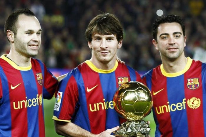 Andres Iniesta dan Xavi Hernandez mengapit rekan setimnya di Barcelona, Lionel Messi, yang meraih trofi pemain terbaik dunia Ballon d'Or pada 2010.