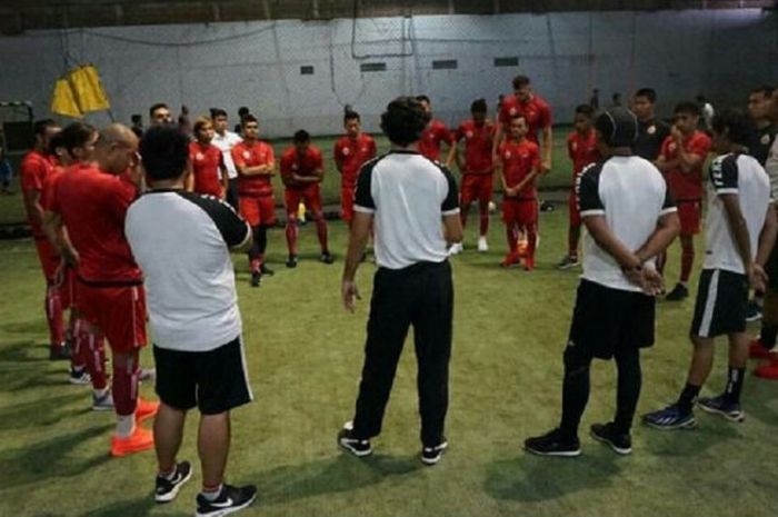 Hujan di Kota Solo memaksa Persija Jakarta berlatih di lapangan futsal, Sabtu (3/2/2018).