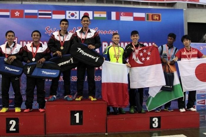 Pasangan ganda putra, Suryo Nugroho dan Oddie Putra ketika naik podium juara pada Para Badminton International 2016 di GOR Sritex Arena, Solo, Minggu (7/8/2016).