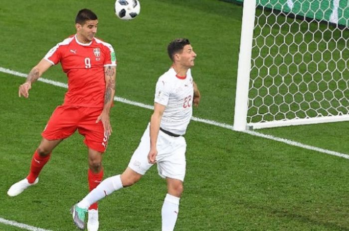 Penyerang Serbia, Aleksandar Mitrovic, mencetak gol ke gawang Swiss melalui sundulan pada pertandingan Grup E Piala Dunia 2018 di Kaliningrad, 22 Juni 2018. 