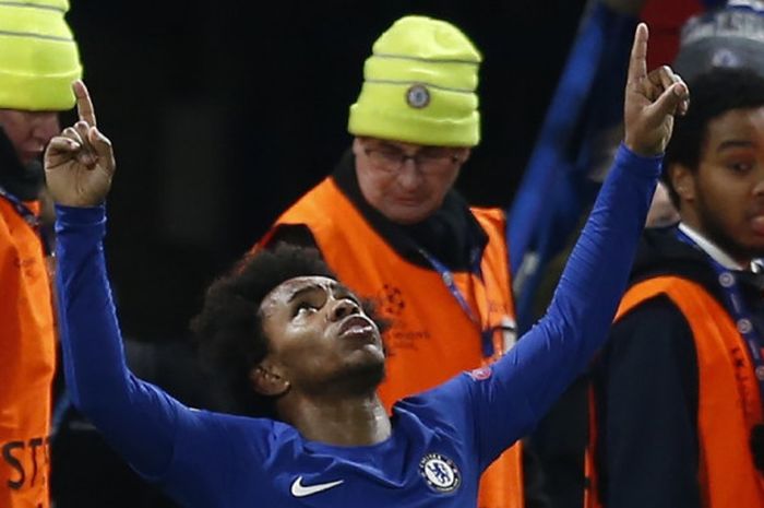 Gelandang Chelsea, Willian, merayakan gol yang dia cetak ke gawang FC Barcelona dalam laga leg pertama babak 16 besar Liga Champions di Stadion Stamford Bridge, London, Inggris, pada 20 Februari 2018.