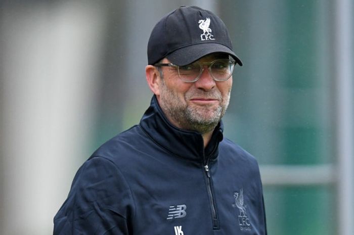 Manajer Liverpool FC, Juergen Klopp, tersenyum saat mendampingi anak-anak asuhnya menjalani sesi latihan di Melwood, Liverpool, Inggris, pada 25 September 2017.