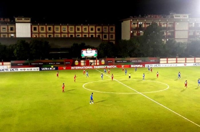 Laga persahabatan antara tim nasional U-23 Indonesia dan Thailand di Stadion PTIK, Jakarta Selatan. Kamis (31/5/2018). 