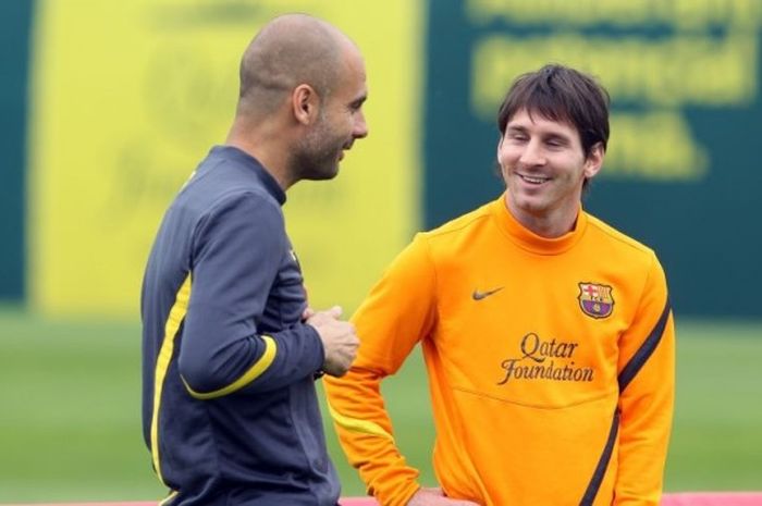       Pelatih Barcelona, Pep Guardiola, berbicara dengan Lionel Messi setelah mengumumkan diri akan meninggalkan Barcelona pada sebuah sesi latihan, 27 April 2012. Pep Guardiola yang kini melatih Manchester City ternyata pernah membujuk Lionel Messi pindah ke Manchester City     