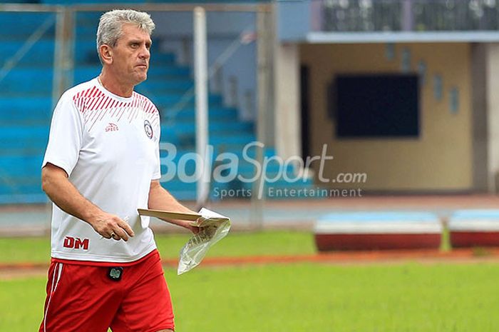 Pelatih fisik Arema FC, Dusan Momcilovic, dalam sesi latihan di Lapangan Dirgantara Kabupaten Malang, Jawa Timur, Senin (04/12/2017) sore. 