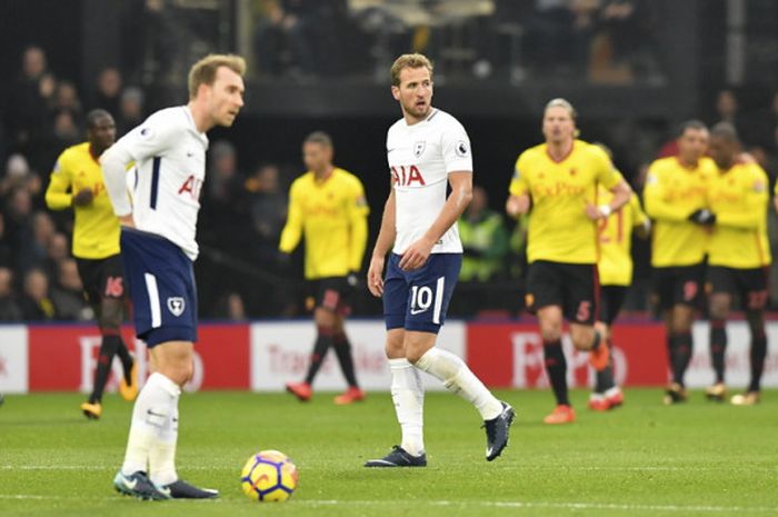 Ekspresi dua bintang Tottenham Hotspur, Christian Eriksen (kiri) dan Harry Kane, melihat gawang timnya berhasil dibobol Watford dalam laga Liga Inggris 2017-2018 di Stadion Vicarage Road, Watford, Inggris, pada Sabtu (2/12/2017).