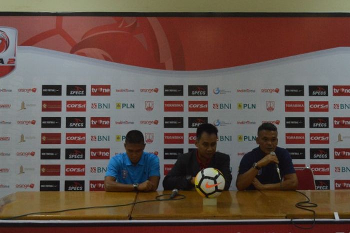 Pelatih PSPS Riau, Hendri Susilo (kanan) dan Bek PSPS Riau, Ponda Dwi Saputra (kiri) saat konferensi pers, Sabtu (28/4/2018).