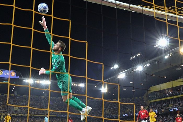 Kiper Manchester United, David de Gea, menepis bola dalam laga Grup H Liga Champions melawan Young Boys di Stade de Suisse, Bern, Swiss pada 19 September 2018.