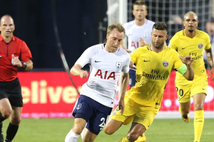 Gelandang Tottenham Hotspur, Christian Eriksen, beraksi dalam laga International Champions Cup kontra Paris Saint-Germain di Camping World Stadium, Orlando, Amerika Serikat, pada 22 Juli 2017.