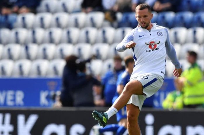 Aksi Danny Drinkwater dalam pemanasan latihan Chelsea menjelang duel Liga Inggris lawan Leicester City di King Power Stadion, Leicester, 9 September 2017.