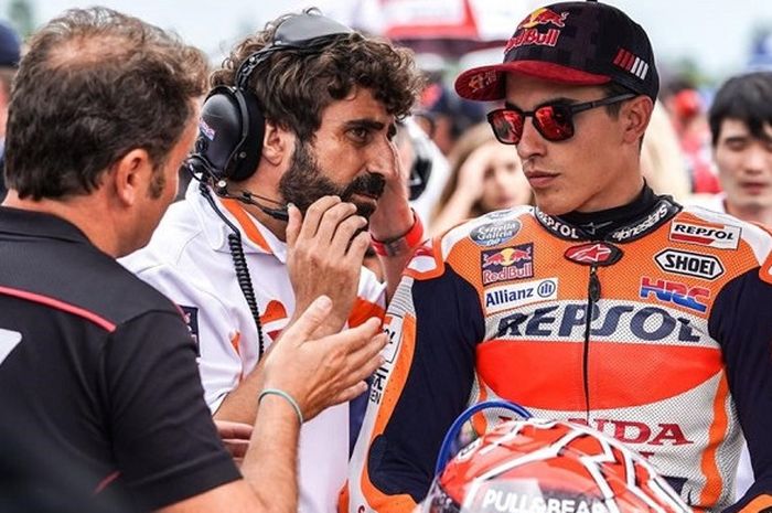 Marc Marquez saat mendengarkan arahan dari Kepala Kru tim Repsol Honda, Santi Hernandez (tengah).