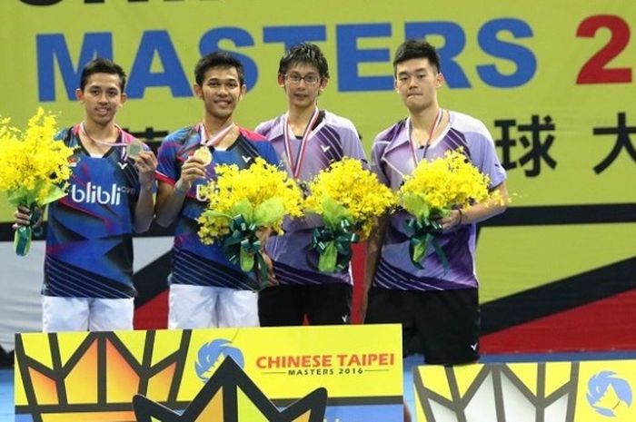 Pasangan ganda putra nasional, Fajar Alfian/Muhammad Rian Ardianto, berpose di podium juara setelah memastikan diri menjadi juara Taiwan Masters 2016 dengan mengatasi  Chen Hung Ling/Wang Chi Lin (Taiwan) dengan 11-6, 11-6, 11-13, 9-11, 12-10 pada laga yang berlangsung di Hsing Chuang Gymnasium, Minggu (16/10/2016).