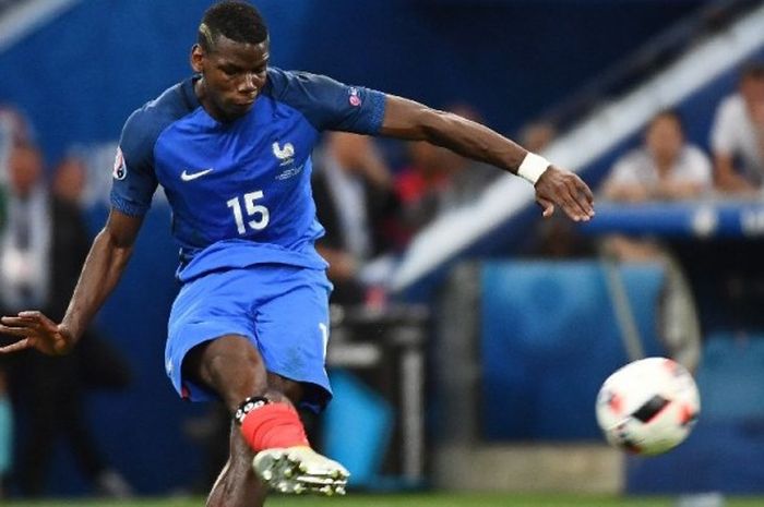  Gelandang timnas Prancis, Paul Pogba, menendang bola  pada laga semifinal Piala Eropa 2016 di Stade Velodrome, Marseille, Prancis, pada Jumat (8/7/2016) dini hari WIB. 