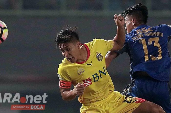 Bek Bhayangkara FC, Indra Kahfi (kiri), berduel dengan gelandang Persib Bandung, Febri Hariyadi, dal