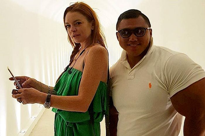 Lindsay Lohan bersama dengan Je-Yong Ha, atau yang lebih akrab disapa Korean Hulk.