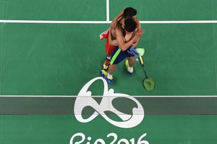 Pebulu tangkis tunggal putra China, Lin Dan (jersey merah) dan Lee Chong Wei (Malaysia) berpelukan setelah Lee menang 15-21, 21-11, 22-20, dari Lin Dan pada laga semifinal Olimpiade Rio 2016 yang berlangsung di Riocentro Pavilion 4, Jumat (19/8/2016).