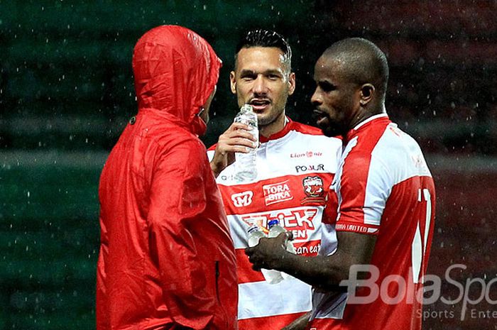 Manajer Madura United, Haruna Soemitro (kiri), berbincang-bincang dengan gelandang Raphael Maitimo (tengah) dan striker Greg Nwokolo, dalam laga kedua Piala Presiden 2018 grup C melawan Perseru Serui di Stadion Gelora Bung Tomo Surabaya, Jawa Timur, Kamis (18/01/2018) malam.