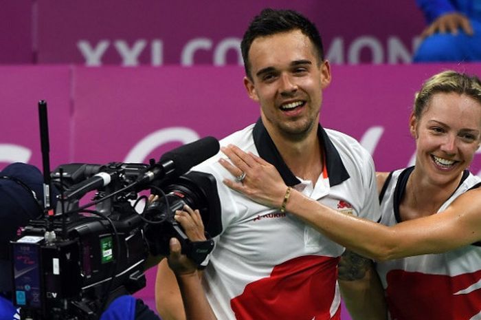 Pasangan ganda campuran Inggris, Chris Adcock/Gabrielle Adcock, bereaksi setelah memastikan meraih medali emas pada Commonwealth Games 2018 di final yang berlangsung di Carrara Sports Arena, Gold Coast, Australia, Minggu (15/4/2018).