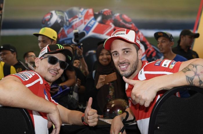 Jorge Lorenzo dan Andrea Dovizioso saat menghadiri event Ducati di Malaysia, Kamis (26/10/2017).