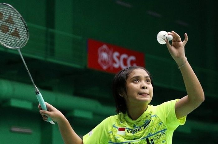 Pebulu tangkis tunggal putri nasional, Gregoria Mariska, bersiap melakukan servis ketika tampil di partai ketiga babak perempat final Kejuaraan Junior Asia menghadapi Korea Selatan di CPB Badminton Traininng Center, Senin (11/7/2016).