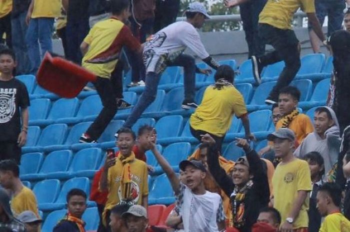 Aksi perusakan Stadion Jakabaring (Palembang) usai pertandingan Liga 1 yang mempertemukan Sriwijaya FC melawan Arema FC, Sabtu (21/7/2018). 