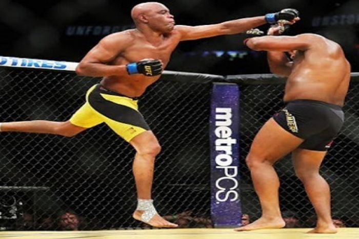 Anderson da Silva (kiri) saat tampil pada salah satu pertarungan yang digelar UFC.